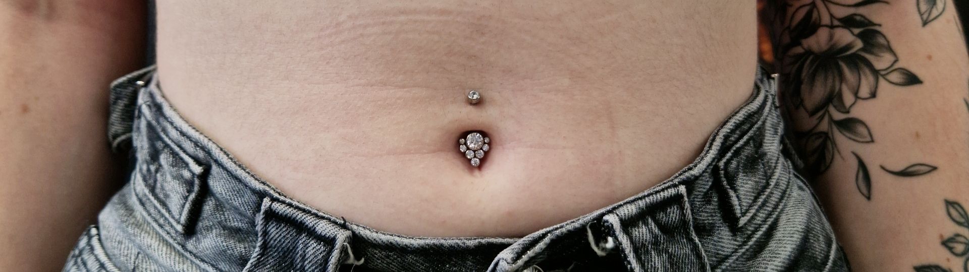 Titanový piercing do pupíku – náušnice do pupíku z titanu zakoupená na ověřeném e-shopu CryptoEshop.cz